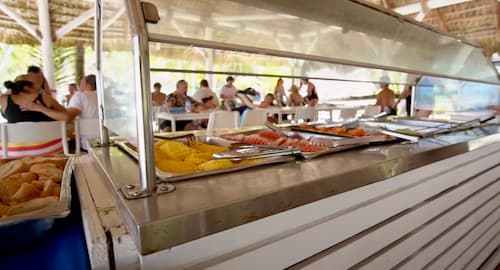 Excursión a la isla Catalina ¡con buceo! 14 bufet-isla-saona