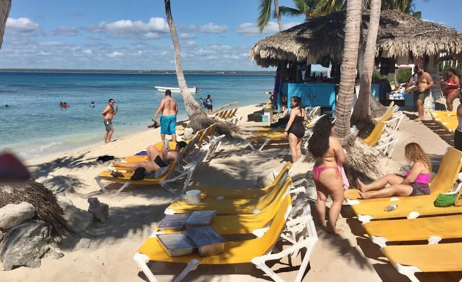 Isla Catalina: ubicación y cómo llegar 2 clientes-en-playa-isla-catalina
