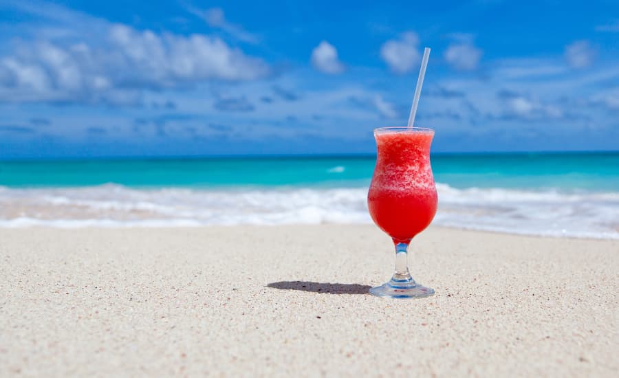 ¿Qué llevar a Punta Cana? 2 coctel en la playa